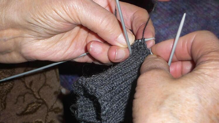 Handarbeiten machen in der Gemeinschaft noch mehr Spaß.Strümpfe werden dabei besonders gerne gestrickt. Fotos: Heike Beudert