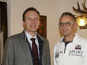 Fast 20 Jahre lang war Helmut Bühl (rechts) Vorsitzender der Werbegemeinschaft in Eltmann. Für das langjährige Engagement zum Wohle der Stadt dankte Bürgermeister Michael Ziegler. Foto: sw