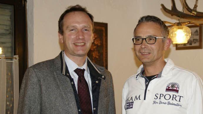 Fast 20 Jahre lang war Helmut Bühl (rechts) Vorsitzender der Werbegemeinschaft in Eltmann. Für das langjährige Engagement zum Wohle der Stadt dankte Bürgermeister Michael Ziegler. Foto: sw