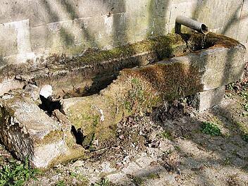 Die Brunnenanlage bei Weickenbach muss dringend saniert werden. Foto: Klaus Oelzner