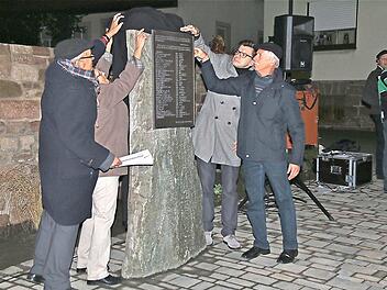 Michael und Cornelia Mence, Bürgermeister Armin Warmuth und Altbürgermeister Ernst Stross enthüllen den Stein. Fotos: Gerd Schaar