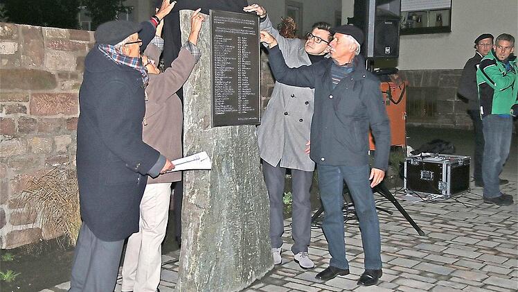 Michael und Cornelia Mence, Bürgermeister Armin Warmuth und Altbürgermeister Ernst Stross enthüllen den Stein. Fotos: Gerd Schaar