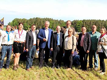 Links neben Minister Herrmann: Bürgermeister Torsten Gunselmann. Rechts: Michael Hofmann, Vizelandrätin Rosi Kraus, Bürgermeister Karsten Fischkal, Dietmar Utz, Kerstin Blum, dahinter Bürgermeister Thomas Fischer. Foto: Johanna Blum
