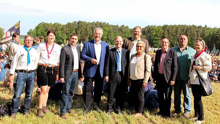 Links neben Minister Herrmann: Bürgermeister Torsten Gunselmann. Rechts: Michael Hofmann, Vizelandrätin Rosi Kraus, Bürgermeister Karsten Fischkal, Dietmar Utz, Kerstin Blum, dahinter Bürgermeister Thomas Fischer. Foto: Johanna Blum