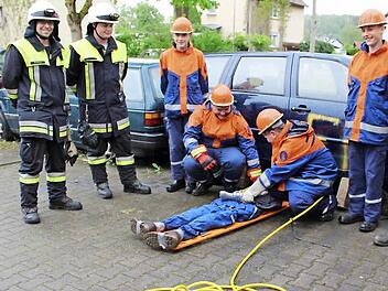 Die Jugendlichen der Feuerwehr Schlüsselfeld zeigten ihren Gönnern bei einer Schauübung ihr Können. Foto: Evi Seeger