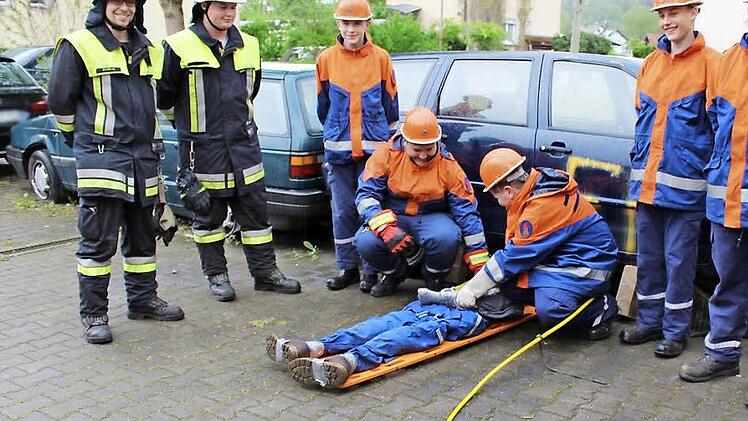 Die Jugendlichen der Feuerwehr Schlüsselfeld zeigten ihren Gönnern bei einer Schauübung ihr Können. Foto: Evi Seeger