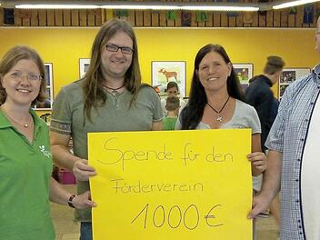 Schulleiterin Annette Forster-Sennefelder, Uwe Igel, Jens Götz und Petra Zeißler mit dem Spendenscheck  Foto: Thomas Weichert