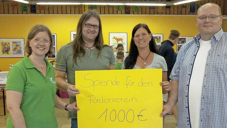 Schulleiterin Annette Forster-Sennefelder, Uwe Igel, Jens Götz und Petra Zeißler mit dem Spendenscheck  Foto: Thomas Weichert