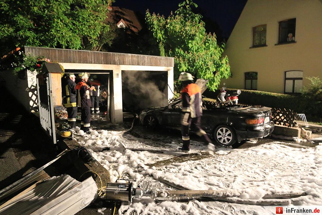Garagenbrand in Wildensorg - Auto geht in Flammen auf