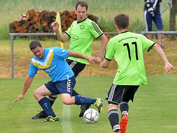 Hammerbacher SV - SG Siemens Erlangen: In einer bedeutungslosen Partie machten beide Teams eine gute Figur, die Heimelf um Maximilian Möller (rechts) und Christian Dassler holte in der Schlussphase noch einen Zwei-Tore-Rückstand auf und verdiente sich einen Punktgewinn. Foto: Picturedreams