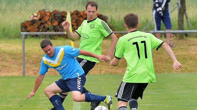 Hammerbacher SV - SG Siemens Erlangen: In einer bedeutungslosen Partie machten beide Teams eine gute Figur, die Heimelf um Maximilian Möller (rechts) und Christian Dassler holte in der Schlussphase noch einen Zwei-Tore-Rückstand auf und verdiente sich einen Punktgewinn. Foto: Picturedreams
