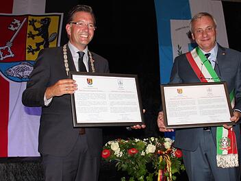 Die Bürgermeister Fischkal (links) und Turcato erneuerten nach 20 Jahren die Partnerschaft zwischen ihren Gemeinden.  Foto: Johanna Blum