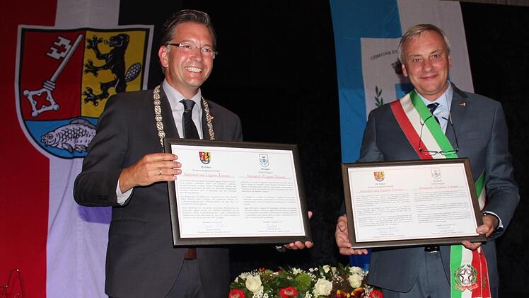 Die Bürgermeister Fischkal (links) und Turcato erneuerten nach 20 Jahren die Partnerschaft zwischen ihren Gemeinden.  Foto: Johanna Blum