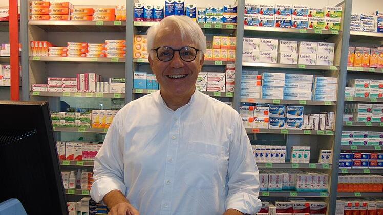 Apotheker Klaus Meier aus Igensdorf zeigt die beiden Medikamente - das  flüssige Cortison und die Adrenalin-Fertigspritzen.