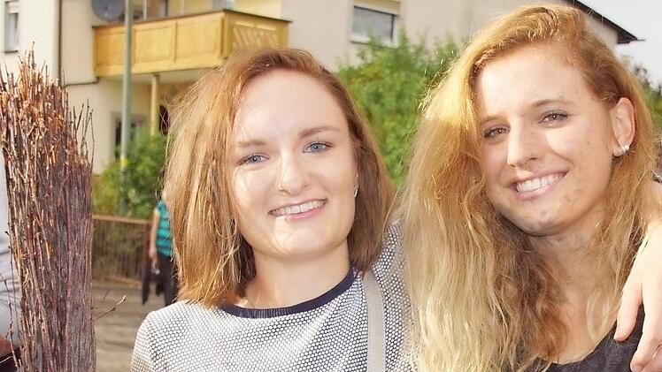 Die meisten Strohbären-Opfer werden nur ein bisschen nass (das Stroh muss vor dem Einbinden gewässert werden). Isabel (links) und Ines erwischten jedoch einen Strohbären, der vorher einen schlammigen Unfall hatte. Aber sie haben ihm immerhin den Reisigbesen abgerungen.