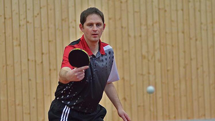 Obwohl Andres Trebes (Bild) vom TSV Windheim II gegen den Tabellenführer TTC Alexanderhütte seine beiden Einzel im vorderen Paarkreuz gegen Klaus Knabner und Mario Schmidt gewann, musste sich seine Mannschaft mit 4:9 beugen.  Foto: Hans Franz