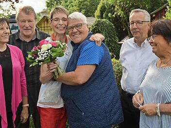 Mit Freunden und Wegbegleitern wird der zweite und runde Geburtstag von Renate Schmiedel gefeiert (von links): Silvia und Peter Finzel, Renate Schmiedel, Gudrun Bauer, Dr. Patrick Biggar und Marion Böhle.  Foto: Gabi Bertram