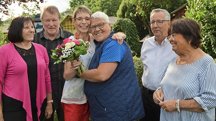 Mit Freunden und Wegbegleitern wird der zweite und runde Geburtstag von Renate Schmiedel gefeiert (von links): Silvia und Peter Finzel, Renate Schmiedel, Gudrun Bauer, Dr. Patrick Biggar und Marion Böhle.  Foto: Gabi Bertram