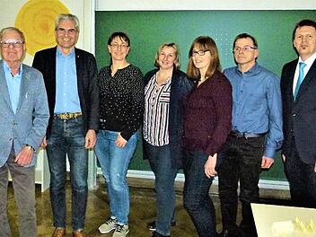 Der Vorstand des neuen Fördervereins der PTA-Schule Kulmbach (von links): Hannes Unverdorben, Dieter Hägele, Vorsitzender Hans Peter Hubmann, Daniela Walter, Claudia Latteier, Petra Schreeck, Claus Frank, Schulleiter Edgar Gräf und Ulrich Winkler Foto: Werner Reißaus