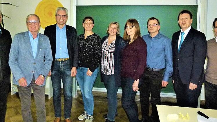 Der Vorstand des neuen Fördervereins der PTA-Schule Kulmbach (von links): Hannes Unverdorben, Dieter Hägele, Vorsitzender Hans Peter Hubmann, Daniela Walter, Claudia Latteier, Petra Schreeck, Claus Frank, Schulleiter Edgar Gräf und Ulrich Winkler Foto: Werner Reißaus