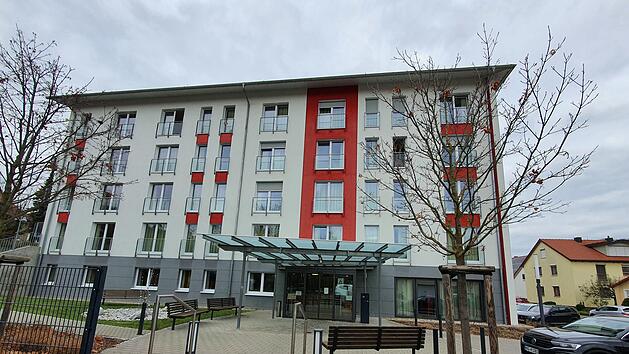 Das Hans-Weinberger-Haus in Zeil ist von Corona schwer getroffen. 69 Mitarbeiter und Bewohner sind aktuell positiv getestet. Das Bild mit der Ostfassade lässt gut die vier Wohnbereiche des Seniorenheims erkennen. Über dem Untergeschoss mit dem Haupteingang liegen die vier Wohnbereiche  jeweils in einem Stockwerk mit 25 Plätzen. Insgesamt verfügt die Einrichtung über 100 Plätze. Brigitte Krause