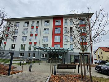 Das Hans-Weinberger-Haus in Zeil ist von Corona schwer getroffen. 69 Mitarbeiter und Bewohner sind aktuell positiv getestet. Das Bild mit der Ostfassade lässt gut die vier Wohnbereiche des Seniorenheims erkennen. Über dem Untergeschoss mit dem Haupteingang liegen die vier Wohnbereiche  jeweils in einem Stockwerk mit 25 Plätzen. Insgesamt verfügt die Einrichtung über 100 Plätze. Brigitte Krause