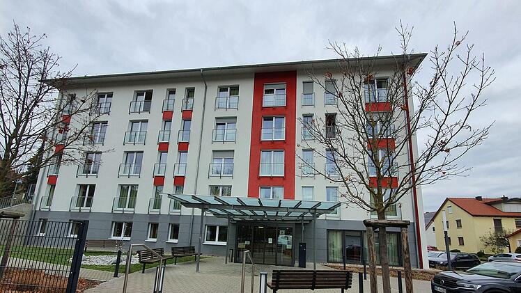 Das Hans-Weinberger-Haus in Zeil ist von Corona schwer getroffen. 69 Mitarbeiter und Bewohner sind aktuell positiv getestet. Das Bild mit der Ostfassade lässt gut die vier Wohnbereiche des Seniorenheims erkennen. Über dem Untergeschoss mit dem Haupteingang liegen die vier Wohnbereiche  jeweils in einem Stockwerk mit 25 Plätzen. Insgesamt verfügt die Einrichtung über 100 Plätze. Brigitte Krause
