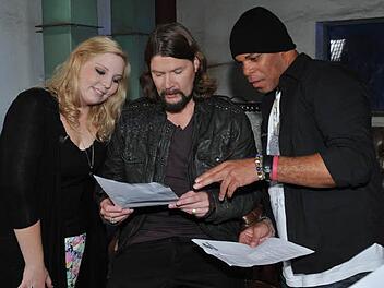 Ray Horton und Ronja Fischer bereiten sich mit ihrem Coach Rea Garvey (Mitte) auf ihr Gesags-Battle vor. Foto: SAT.1/ProSieben/Andre Kowalski