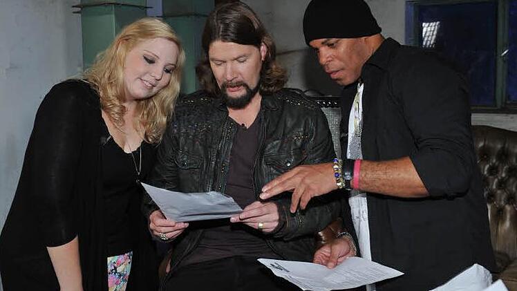 Ray Horton und Ronja Fischer bereiten sich mit ihrem Coach Rea Garvey (Mitte) auf ihr Gesags-Battle vor. Foto: SAT.1/ProSieben/Andre Kowalski