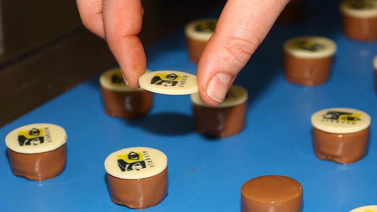 Jede Praline wird von Hand verziert. Fotos: Katrin Geyer