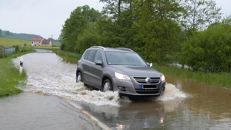 Zwar war die Ortsdurchfahrt nach Prölsdorf in den vergangenen Tagen gesperrt, jedoch wagten sich einige Anwohner trotzdem durch die von der Rauhen Ebrach überfluteten Straßen. Fotos: Helmut Kistner
