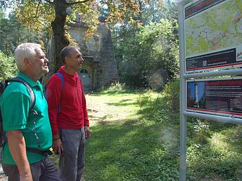 Siegfried Vetter und Dieter Seyfarth auf dem Gipfel des Muppbergs. Fotos: Rainer Lutz