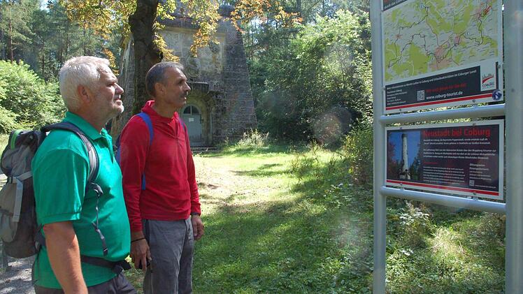 Siegfried Vetter und Dieter Seyfarth auf dem Gipfel des Muppbergs. Fotos: Rainer Lutz