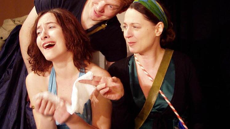 Ursula Gumbsch und Heidi Lehnert (hier mit Benjamin Bochmann) stehen wieder gemeinsam auf der Bühne, um an verfolgte Autoren zu erinnern. Foto: Archiv