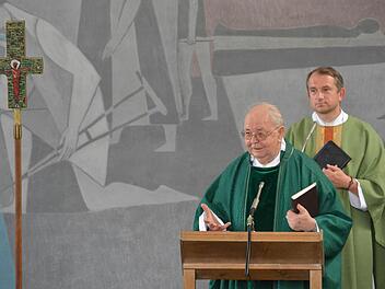 Pfarrer Armin Ammersbach feierte in Bad Bocklet sein 60. Priesterjubiläum in einem Festgottesdienst. Das Bild zeigt ihn mit Pfarrer Michael Kubatko (hinten). Foto: Björn Hein