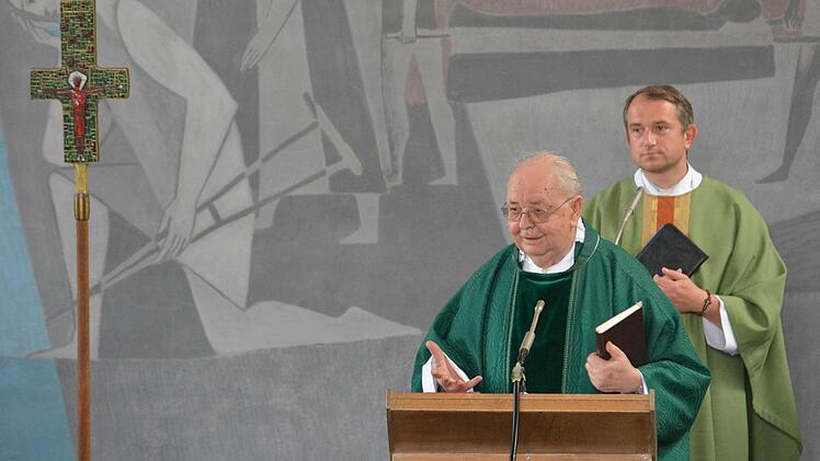 Pfarrer Armin Ammersbach feierte in Bad Bocklet sein 60. Priesterjubiläum in einem Festgottesdienst. Das Bild zeigt ihn mit Pfarrer Michael Kubatko (hinten). Foto: Björn Hein