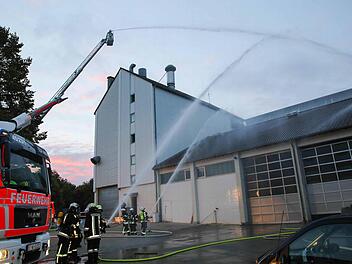 Die Drehleiter wurde genutzt, um von oben zu löschen. Foto: Andreas Brandl