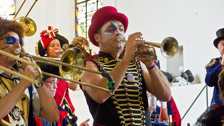 Die Quastenflosser wurden bei ihrem Auftritt in der Coburger Heilig-Kreuz-Kirche begeistert gefeiert.  Foto: Jochen Berger