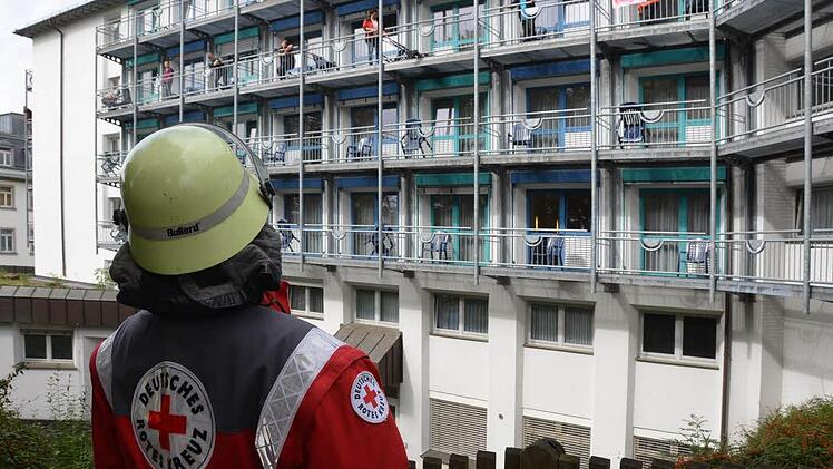 Dramatische Szenen bei der Großübung am Samstag im Haus Kreuzberg der Kurklinik "Am Kurpark" in Bad Kissingen.  Foto: Rauch