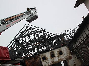 Um mögliche Glutnester zu löschen, hielt die Feuerwehr noch bis in den Dienstag hinein Brandwache an der Mastviehanlage. Foto: Matthias Einwag