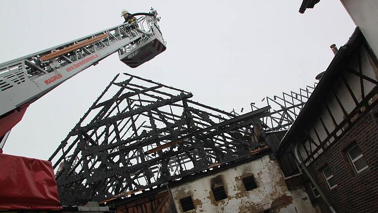 Um mögliche Glutnester zu löschen, hielt die Feuerwehr noch bis in den Dienstag hinein Brandwache an der Mastviehanlage. Foto: Matthias Einwag