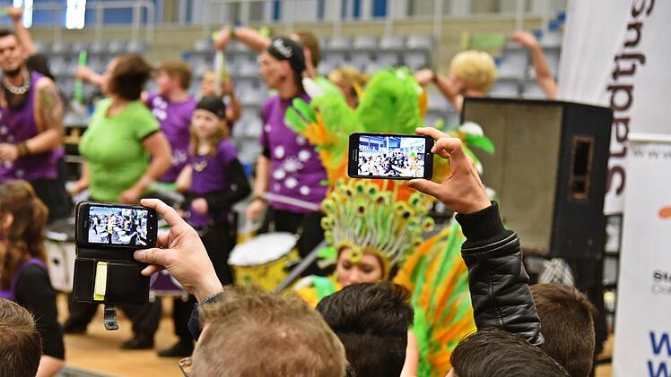 Egal welche Nation: Die Handys werden gezückt, um das Bühnenprogramm festzuhalten. Foto: Gabi Arnold