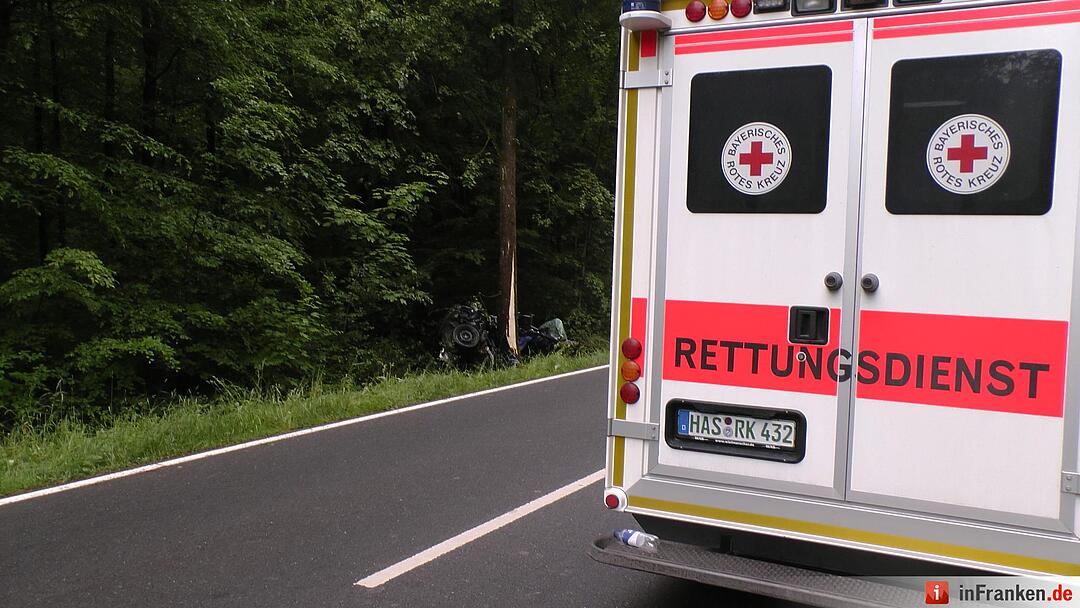 Schrecklicher Unfall erst in den Morgenstunden entdeckt - Fahrer verstirbt in seinem Auto