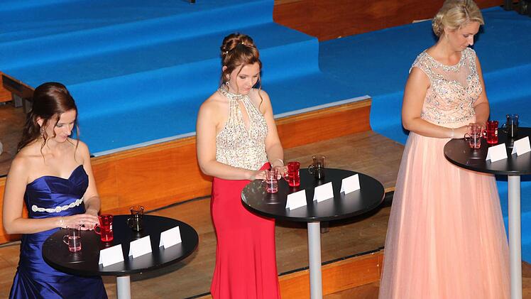 Drei Heilwässer mussten die Anwärterinnen verkosten und erraten. Zwei von ihnen, Vera Hauck Klammer links) und Marie-Elaine Kramer (rechts), schafften es perfekt. Luisa Hurrlein (Mitte) leistete sich einen Fehler.  Foto: Dieter Britz