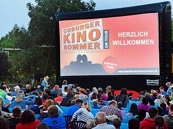 Beim Kinosommer im Neustadter Freizeitpark Villeneuve sur Lot sind alle Pl&auml;tze rasch besetzt - aber es gibt ja auch noch Platz auf der Wiese.