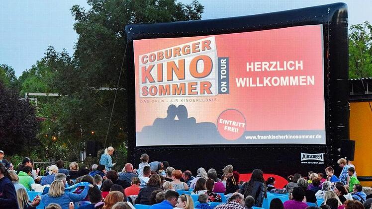 Beim Kinosommer im Neustadter Freizeitpark Villeneuve sur Lot sind alle Pl&auml;tze rasch besetzt - aber es gibt ja auch noch Platz auf der Wiese.