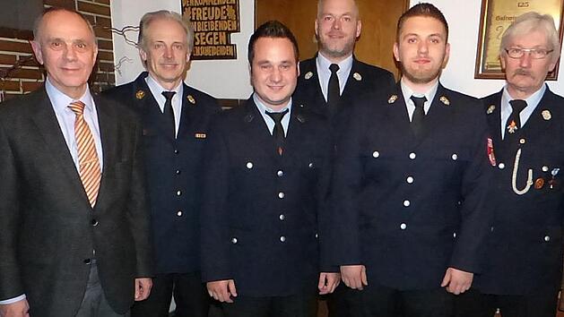 Die Freiwillige Feuerwehr Marienweiher hat zwei neue Kommandanten. Von links: der Marktleugaster B&uuml;rgermeister Franz Uome, Kreisbrandinspektor Horst Tempel, stellvertretender Kommandant Florian St&ouml;lzel, Kreisbrandmeister Yves W&auml;chter, Kommandant Patrick Klier, Vorsitzender und Ehrenkommandant Johannes Klier.  Foto: Klaus-Peter Wulf
