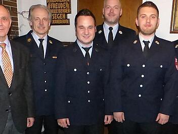 Die Freiwillige Feuerwehr Marienweiher hat zwei neue Kommandanten. Von links: der Marktleugaster Bürgermeister Franz Uome, Kreisbrandinspektor Horst Tempel, stellvertretender Kommandant Florian Stölzel, Kreisbrandmeister Yves Wächter, Kommandant Patrick Klier, Vorsitzender und Ehrenkommandant Johannes Klier.  Foto: Klaus-Peter Wulf