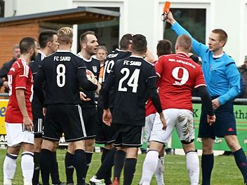 Schiedsrichter Philipp Eckerlein (r.) zeigt dem Sander Kapit&auml;n Daniel Kr&uuml;ger (Vierter v.&nbsp;l.) in Ammerthal kurz vor Ende der Begegnung die Rote Karte. Foto: Dirk Meier