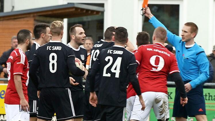 Schiedsrichter Philipp Eckerlein (r.) zeigt dem Sander Kapit&auml;n Daniel Kr&uuml;ger (Vierter v.&nbsp;l.) in Ammerthal kurz vor Ende der Begegnung die Rote Karte. Foto: Dirk Meier
